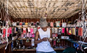 Serviços financeiros pelo telemóvel dispararam em 2023 em Moçambique