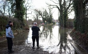 Mau tempo causa inundações nos Países Baixos e Inglaterra onde comboios foram suprimidos