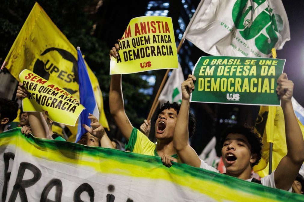 Milhares de brasileiros exigem justiça um ano após tentativa de golpe