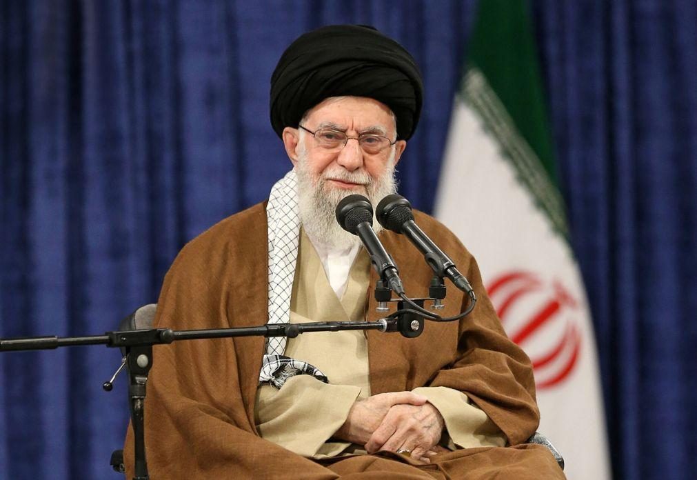 Líder iraniano apela à destruição dos responsáveis ocultos dos ataques em Kerman