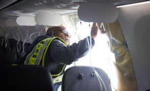 Líder da Boeing admite erro após queda de porta de avião em pleno voo