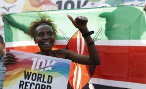Queniana Agnes Jebet Ngetich bate recorde absoluto dos 10 km