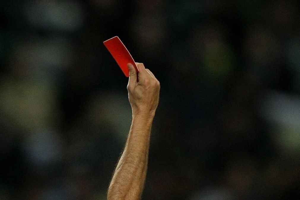 Insólito: Espetador acaba como árbitro auxiliar em jogo da Taça da Bélgica