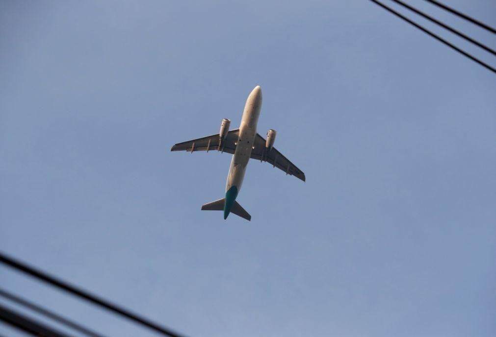 Metade das grandes empresas diminui emissões das viagens em avião após covid-19