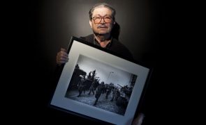 25 Abril/50 Anos: Eduardo Gageiro exibe fotografias icónicas da revolução na Cordoaria