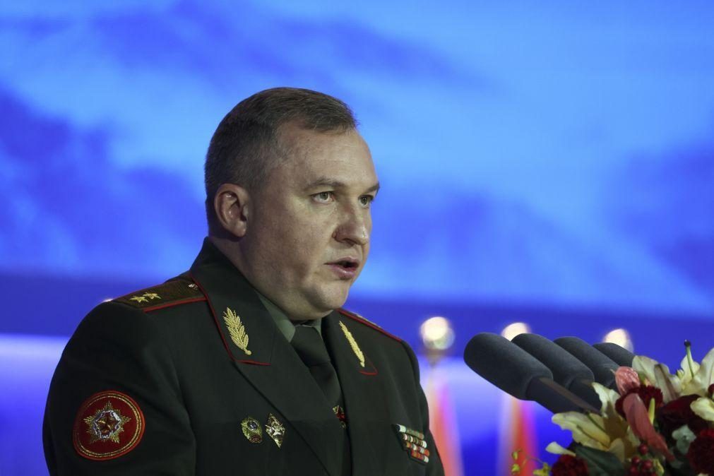 Bielorrússia pronta a dialogar com NATO insiste na nova doutrina militar nuclear