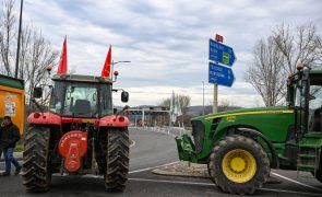 Agricultores franceses intensificam protestos e Macron promete respostas