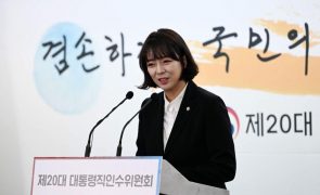 Deputada sul-coreana hospitalizada após ser atacada na rua