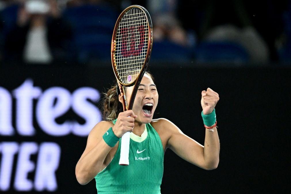 Zheng vence Yastremska e vai defrontar Sabalenka na final do Open da Austrália