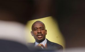 Líder da oposição do Zimbabué abandona o seu partido 
