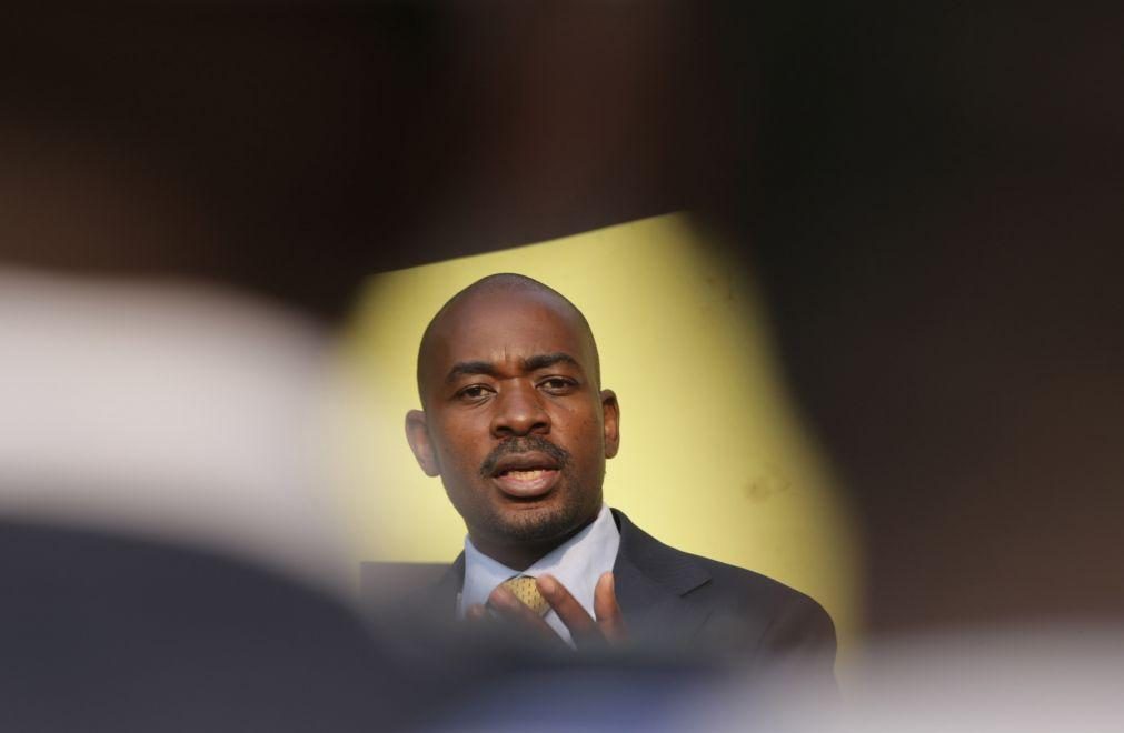 Líder da oposição do Zimbabué abandona o seu partido 