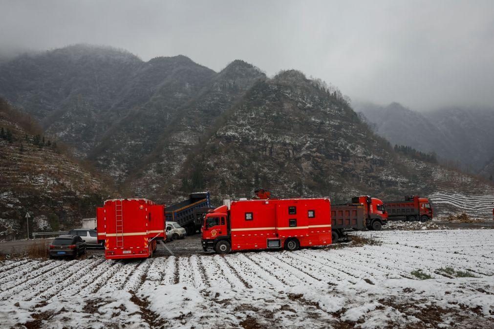 Declaradas mortas as 44 pessoas soterradas num deslizamento de terras no sul da China