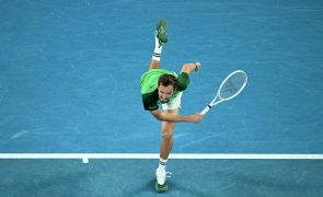 Medvedev dá a volta a dois sets de desvantagem e apura-se para a final do Open da Austrália