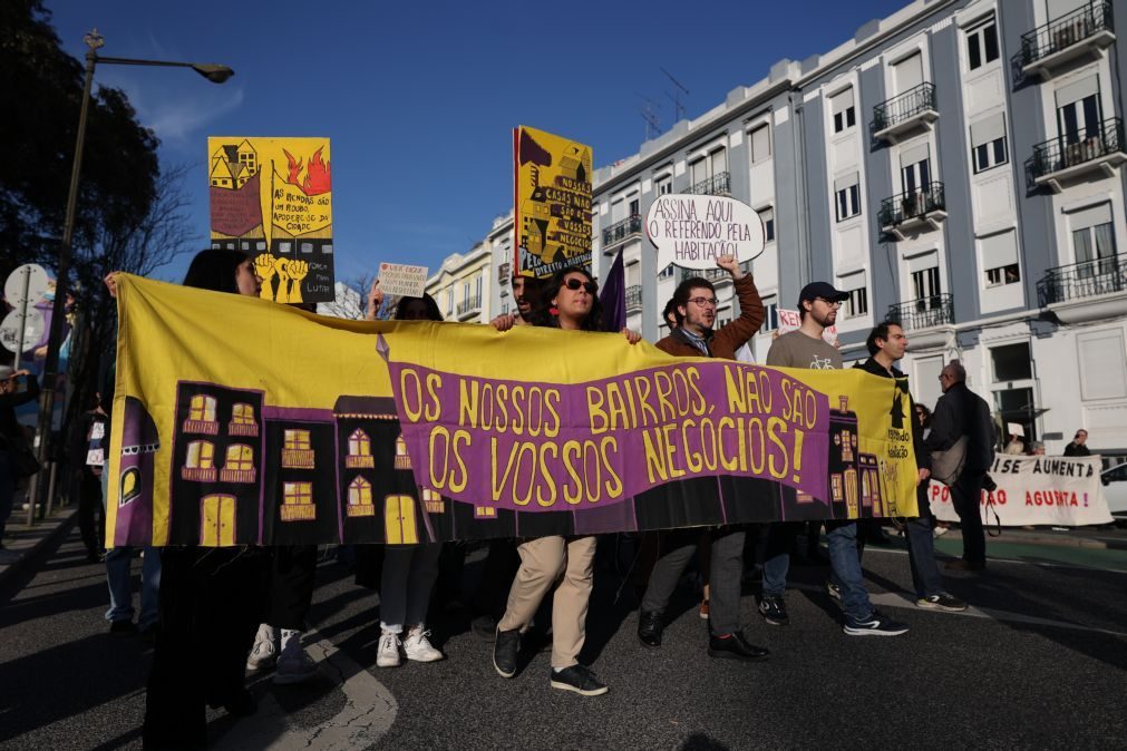 Várias centenas de pessoas concentradas em Lisboa para protesto pelo direito à habitação