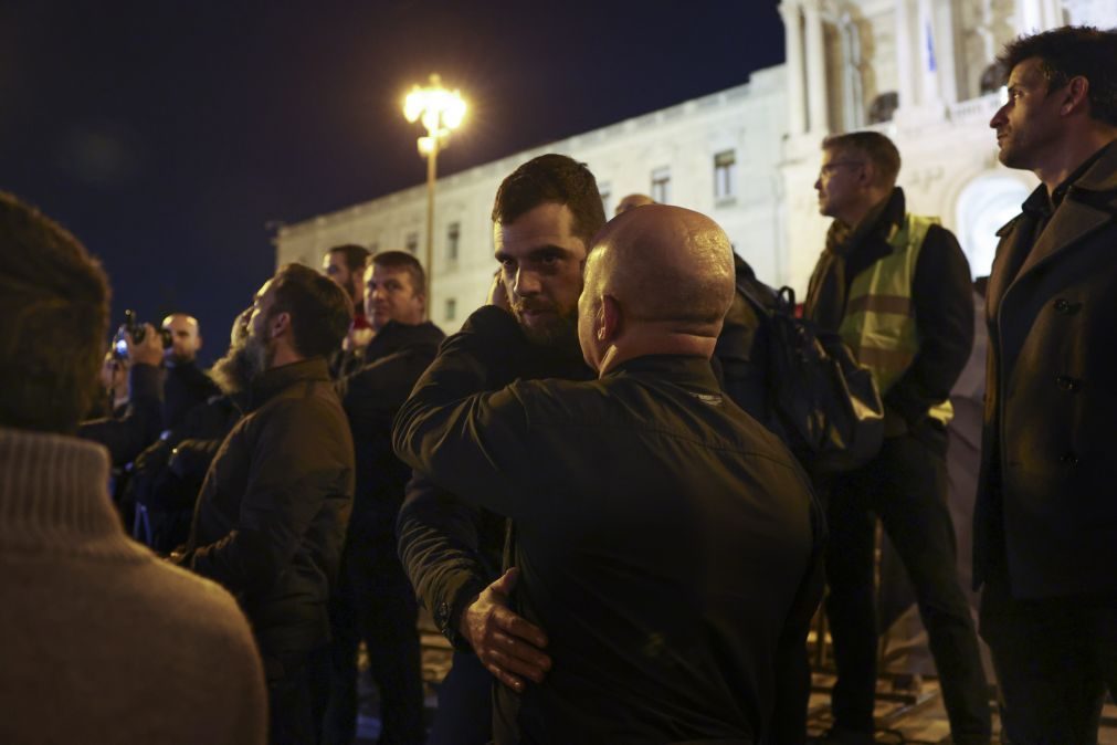 Polícias prosseguem protesto e dezenas pernoitaram diante do parlamento