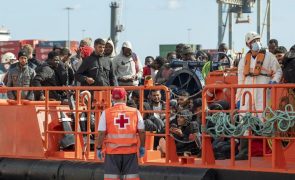 Mais de 600 migrantes desembarcaram nas Ilhas Canárias desde sábado, três morreram
