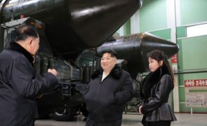 Líder norte-coreano Kim Jong-un supervisionou testes de mísseis de cruzeiro