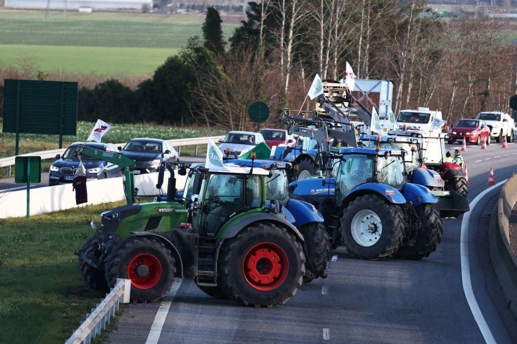 Bloqueio de agricultores franceses ameaça paralisar hoje Paris