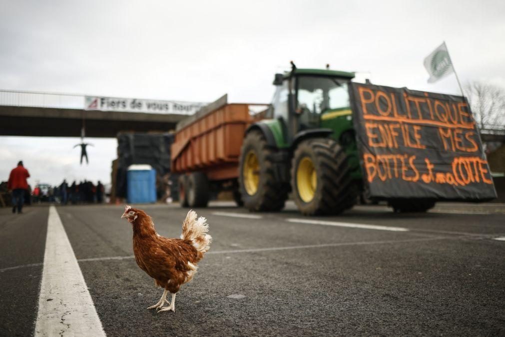 Governo francês tenta acalmar protestos de agricultores com novas medidas