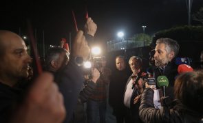 Forças de segurança exibem cartões vermelhos a Pedro Nuno Santos à chegada aos Açores
