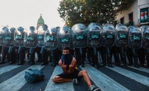 Oposição abandona debate sobre reformas na Argentina devido a repressão de protesto