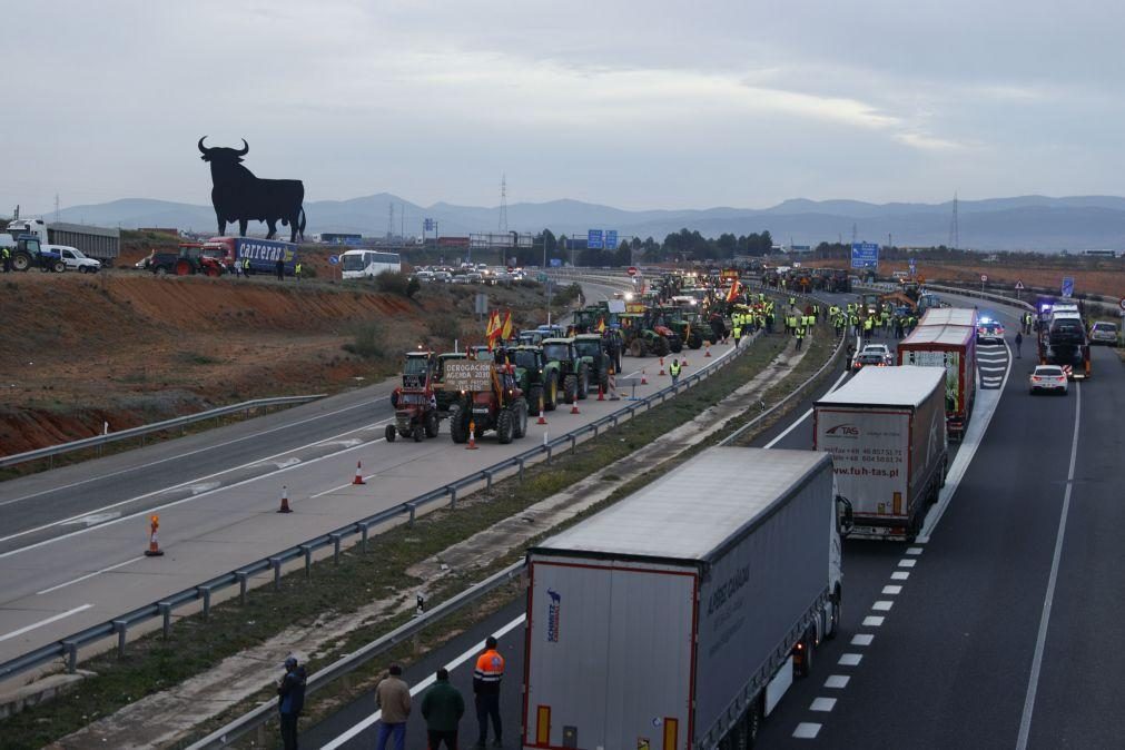 Protestos de agricultores bloqueiam estradas e portos em várias regiões de Espanha