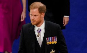 Príncipe Harry - Chega ao Reino Unido sozinho
