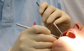 Dentistas alertam para casos graves de autotratamento e quer regular alinhadores de dentes