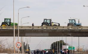 Agricultores gregos bloqueiam as principais autoestradas do país