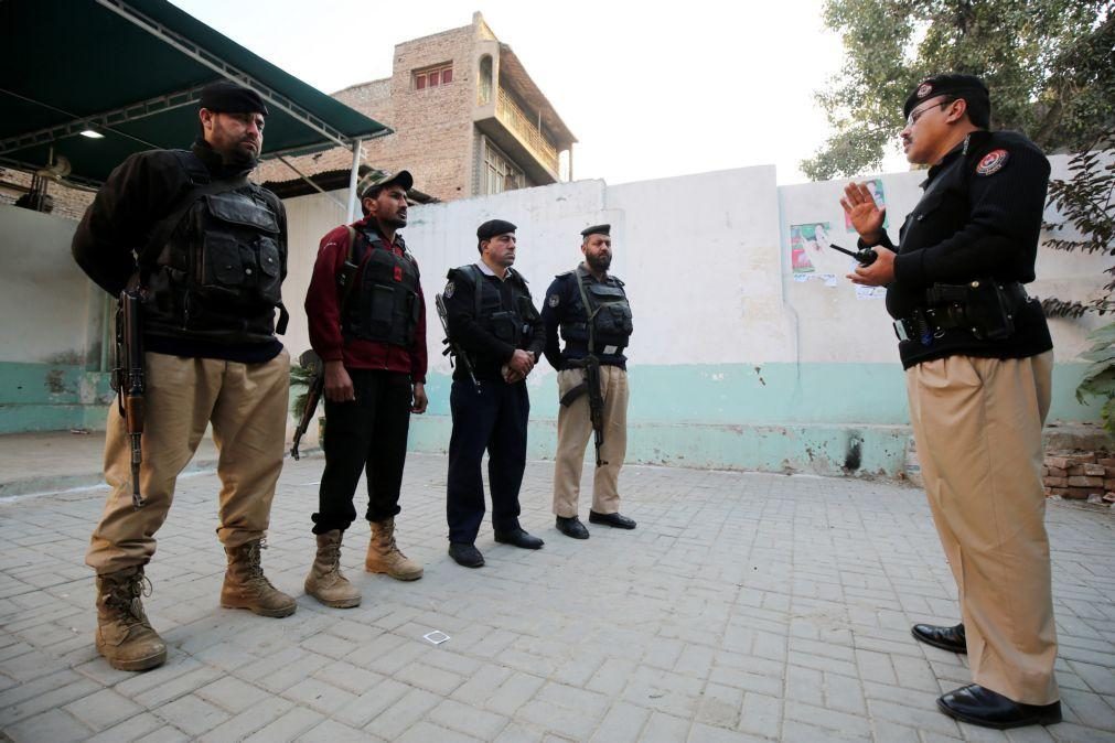 Cinco polícias mortos a tiro no Paquistão em dia de eleições