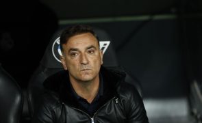 Carlos Carvalhal deixa comando técnico do Olympiacos após dois meses