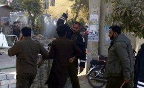 Polícia paquistanesa dispara gás lacrimogéneo contra manifestantes pró-oposição