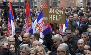 Milhares de sérvios do Kosovo protestam contra decisão de abolir o dinar sérvio