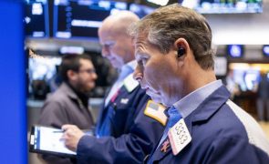 Wall Street tenta recuperar de queda da sessão anterior