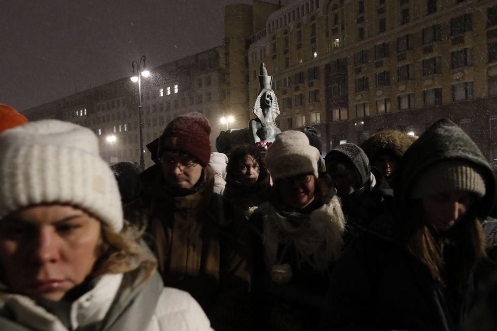 Mais de cem pessoas detidas em concentrações de homenagem a Navalny