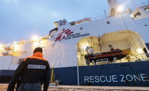 Navio dos MSF navega com 80 migrantes e dois cadáveres após resgates no Mediterrâneo