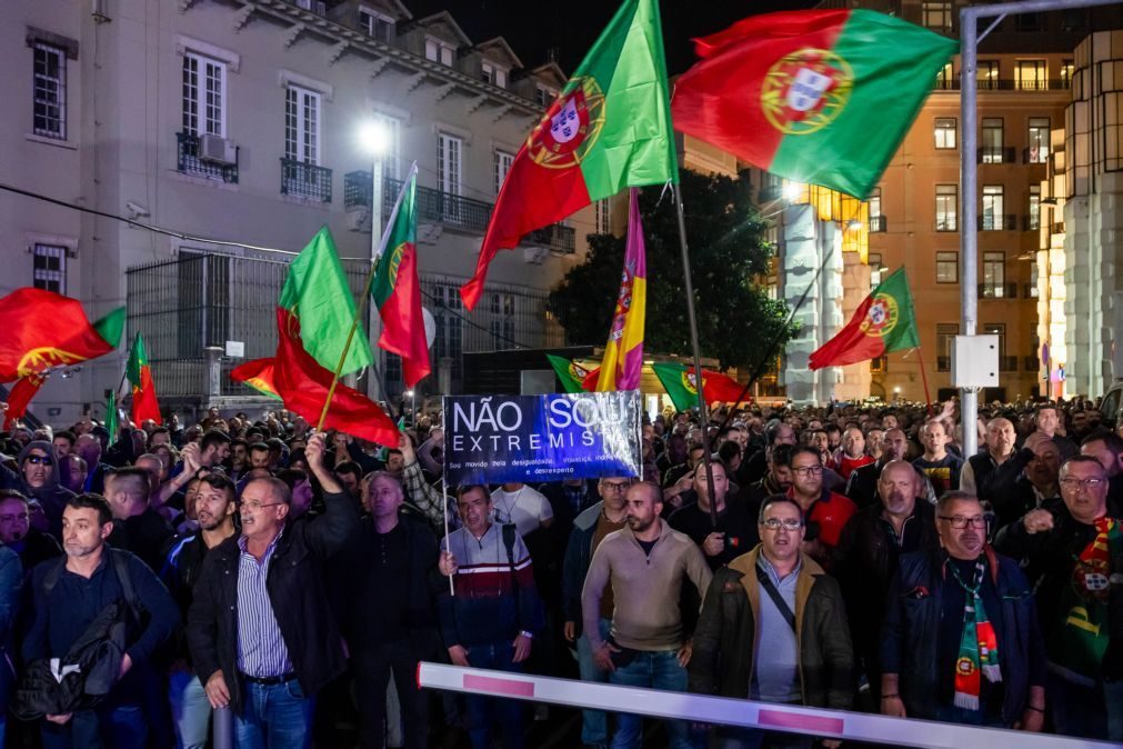 Centenas de polícias em protesto espontâneo e não autorizado junto ao Capitólio