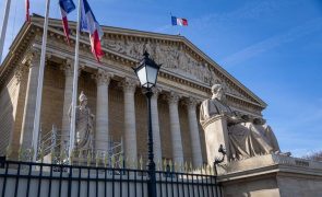 Governo francês impõe cortes orçamentais no valor de dez mil milhões de euros