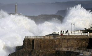 IPMA alarga aviso de agitação marítima aos distritos do Porto, Leiria e Lisboa