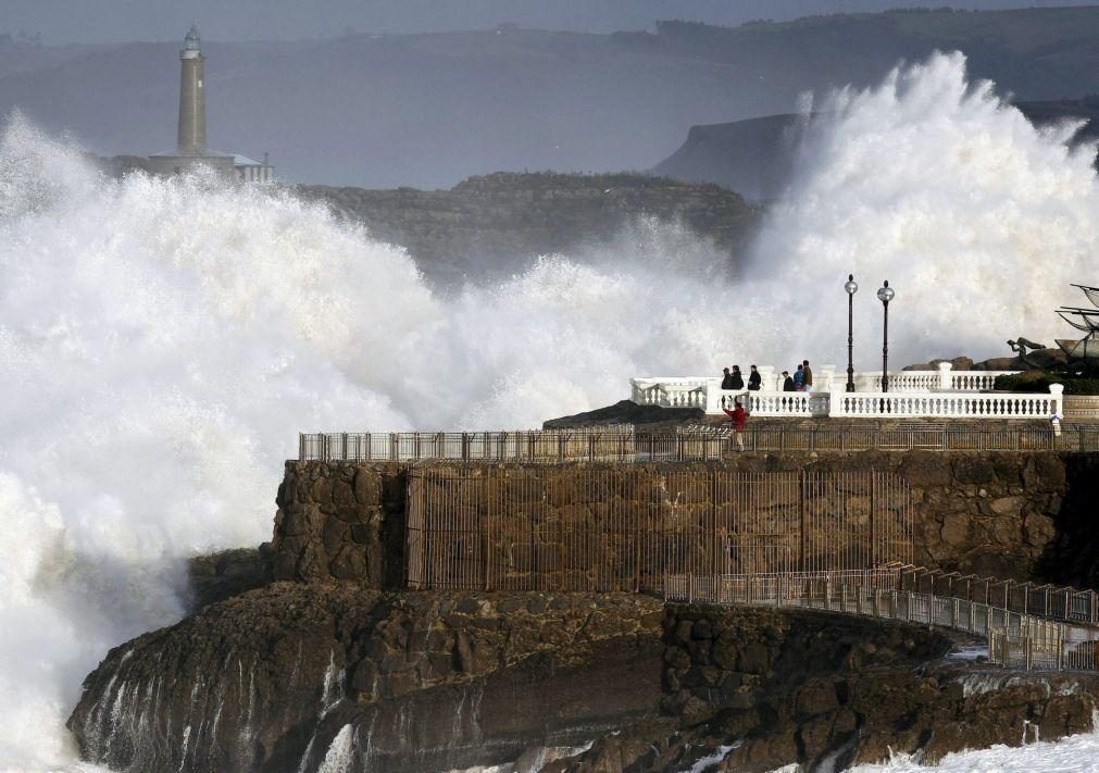 IPMA alarga aviso de agitação marítima aos distritos do Porto, Leiria e Lisboa