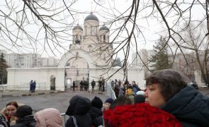 Funeral de Navalny conta já com a presença de centenas de apoiantes