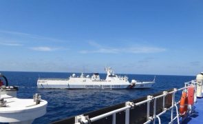 Navio da guarda-costeira filipina danificado em colisão com barco chinês