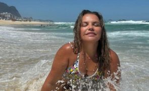 Katia Aveiro Na praia do Rio de Janeiro com estrela da música brasileira