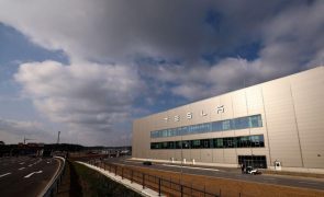 Ataque a megafábrica da Tesla em Berlim custará centenas de milhões de euros