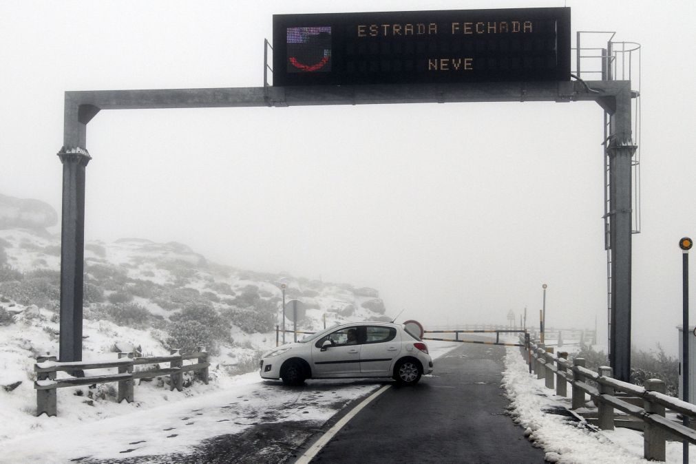 Neve encerra estradas no maciço da serra da Estrela