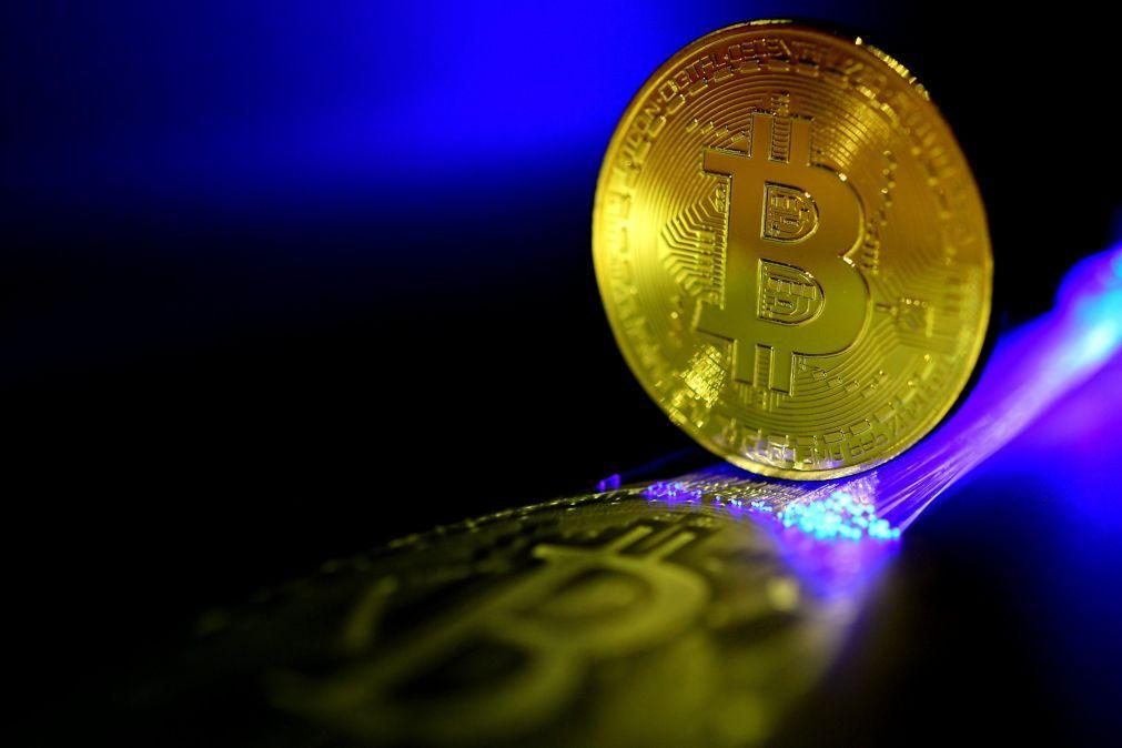 Bitcoin bate novo recorde ao cotar-se acima dos 65.800 euros