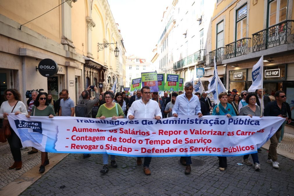 Dirigentes e ativistas sindicais da função pública protestam na baixa lisboeta