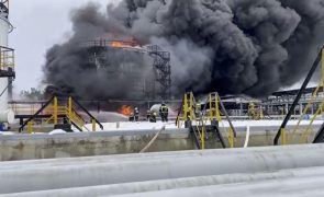 Ataques ucranianos a refinarias russas reduzem produção de combustível em 10%