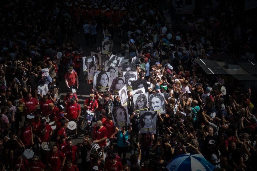 Milhares de argentinos com mensagens contra Milei lembram nas ruas as vítimas da ditatura