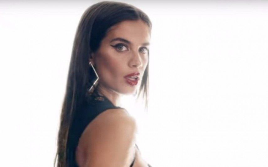 Sara Sampaio parte tábua de madeira com o cotovelo em vídeo sensual